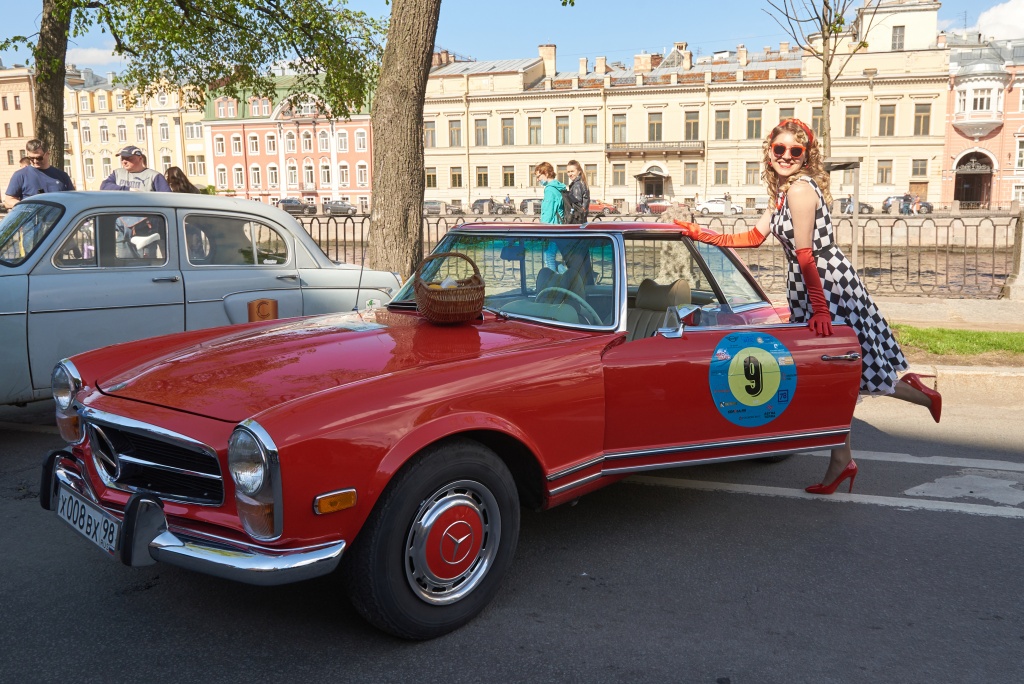 Ретроавтомобили снова на улицах города: в Санкт-Петербурге завершилось ралли “Ленинград”